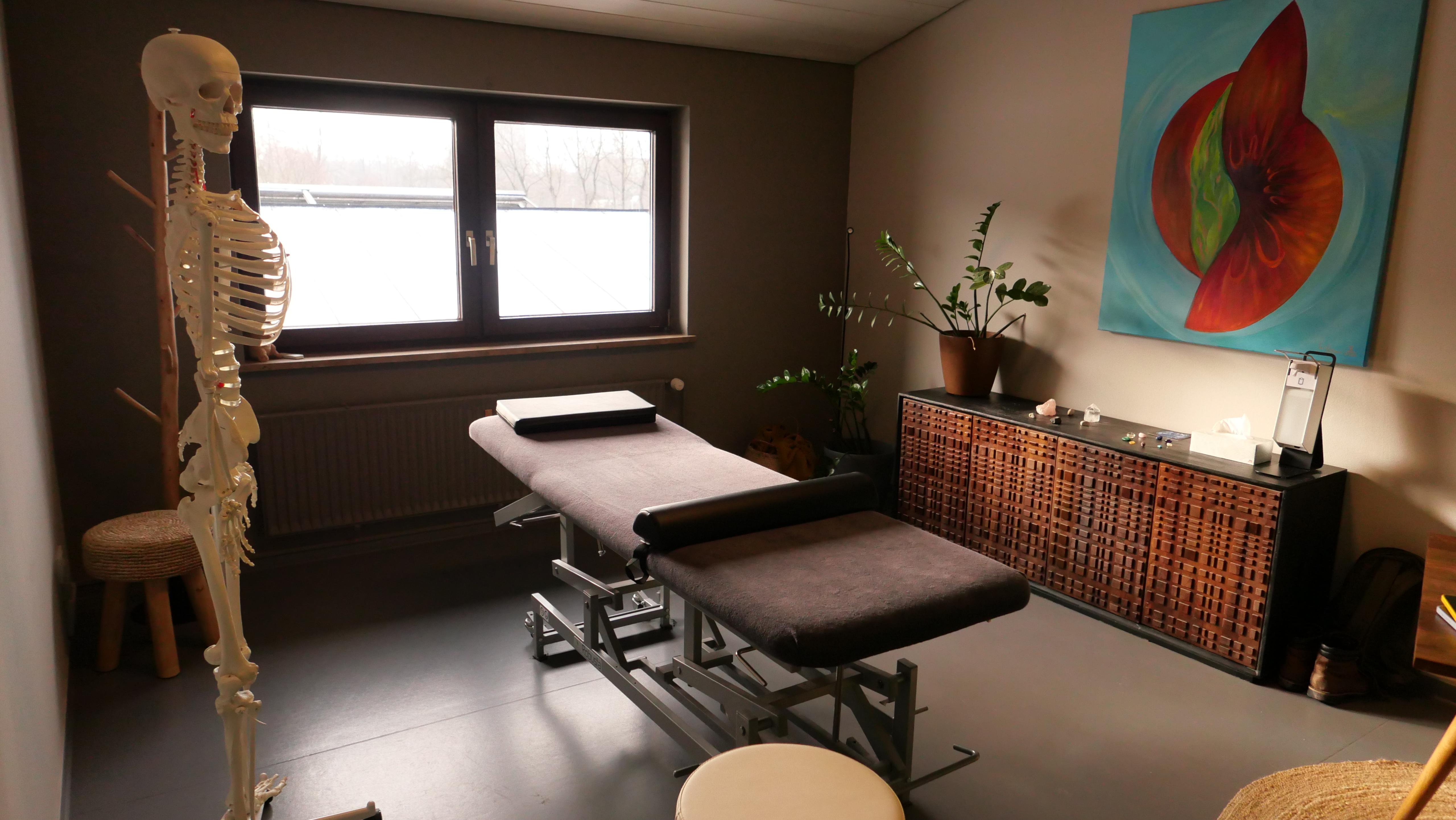 Praxisraum Heller Behandlungsraum mit Therapieliee, Fenster und ruhiger minimalistischer Einrichtung